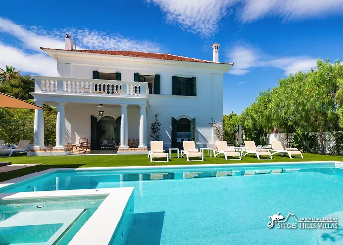 Villa De Los Leones In Heart Of Sitges By Beach And Town With A/C And Games