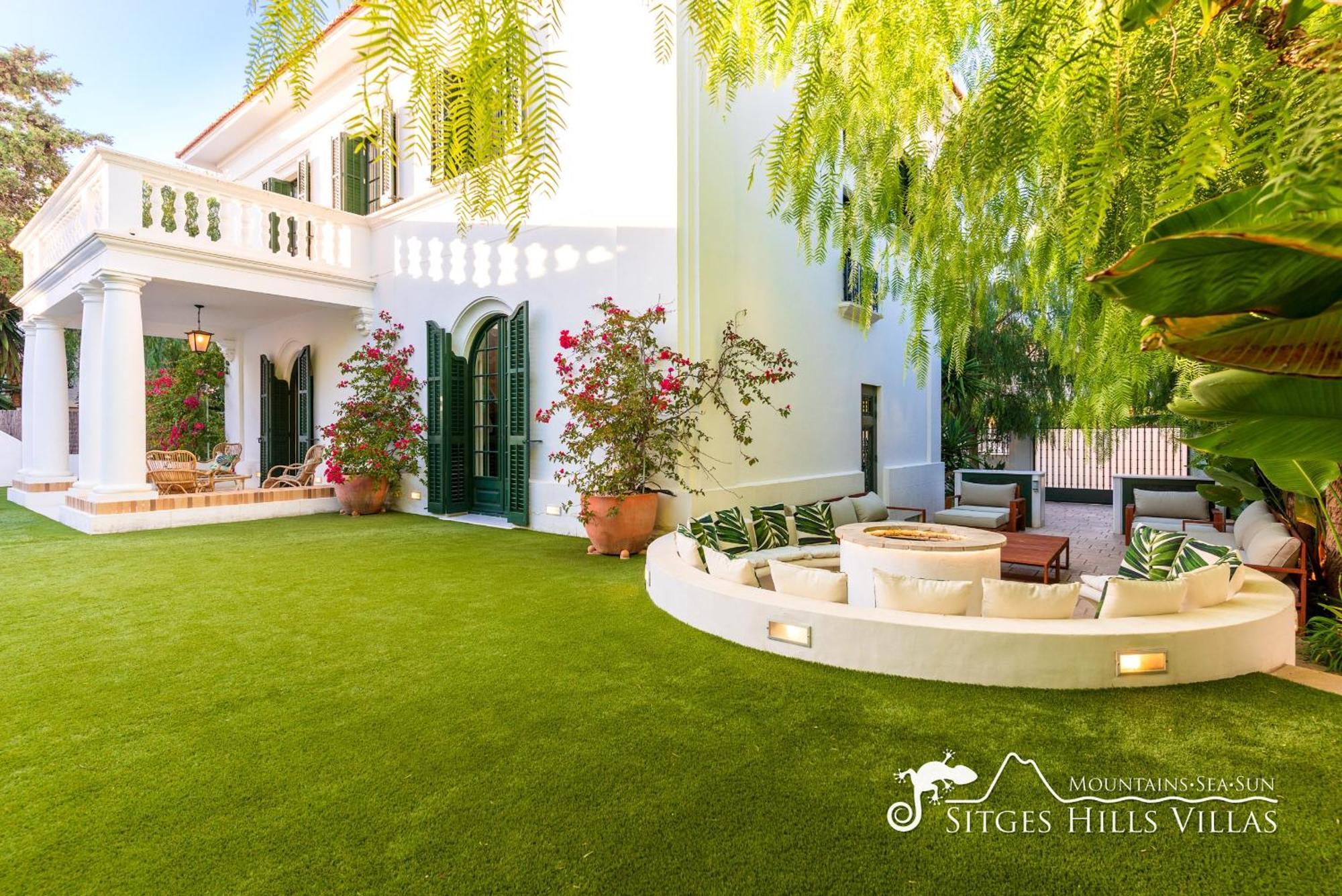 De Leones In Heart Of By And Town With A/c And Games Villa *