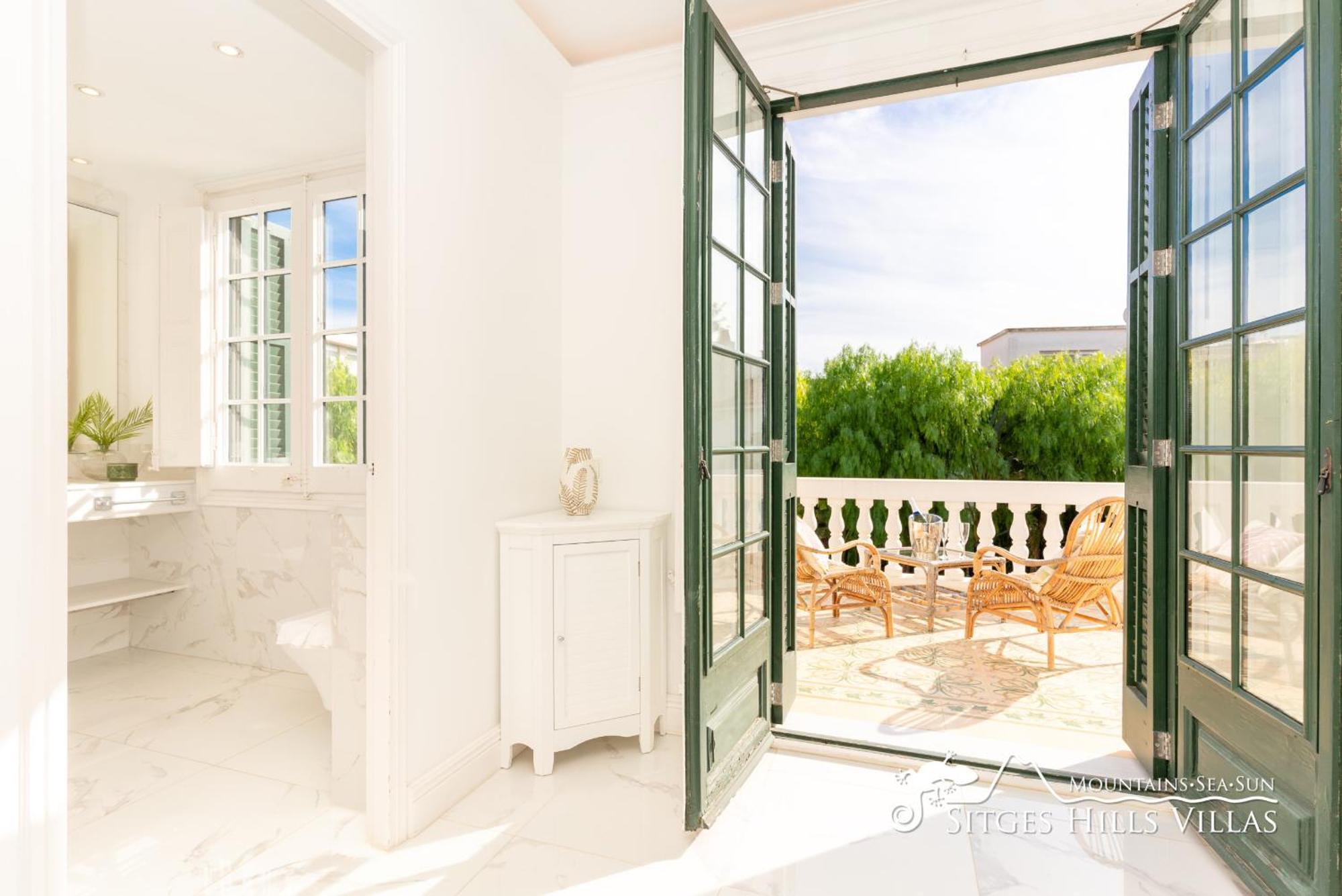 De Leones In Heart Of By And Town With A/c And Games Villa