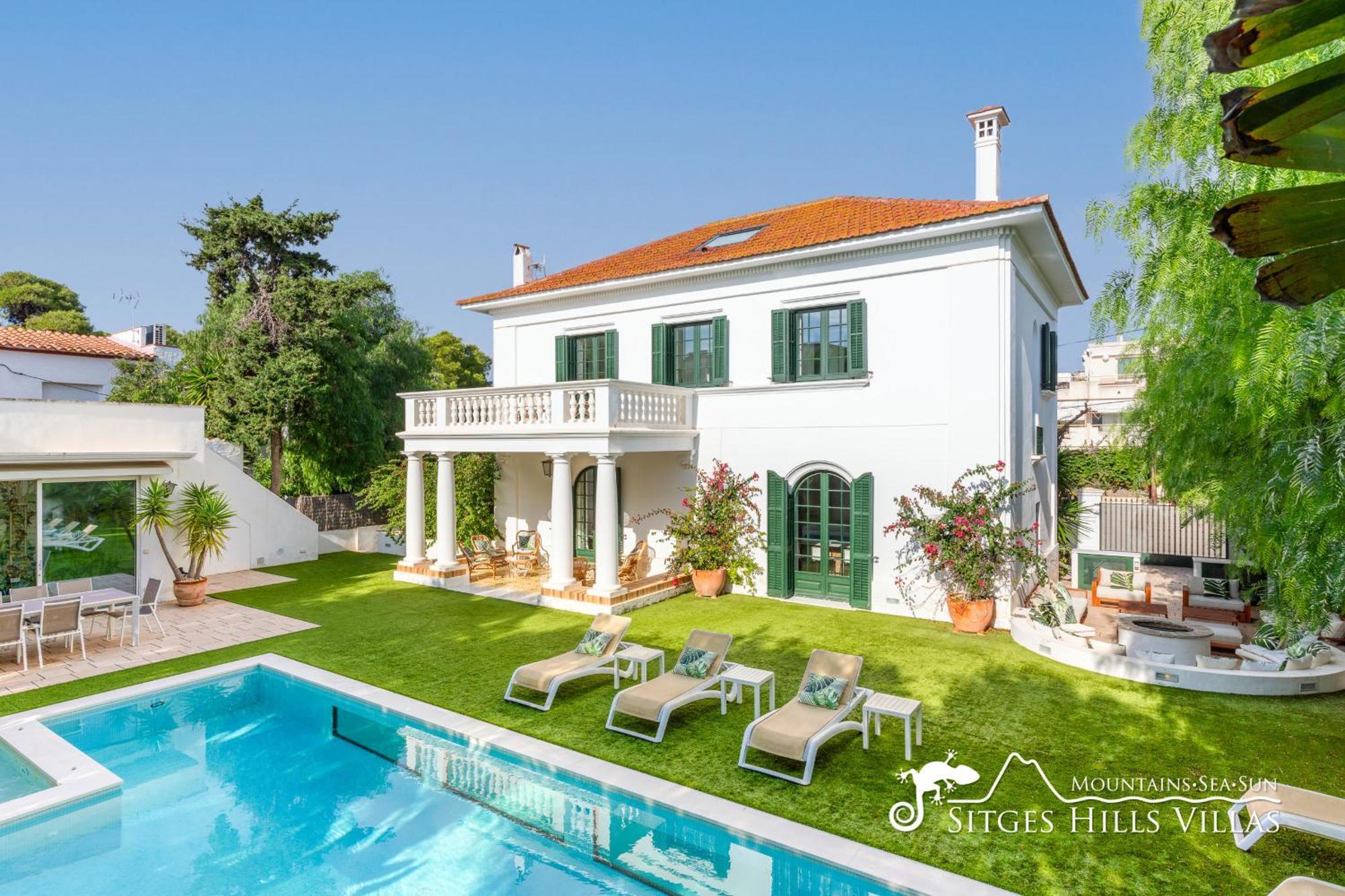 De Leones In Heart Of By And Town With A/c And Games Villa *